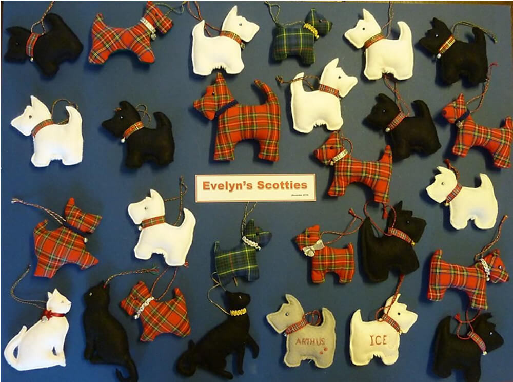 Les « Scotties d’Evelyn » : quelques exemples. Chaque chat et chaque chien est entièrement découpé, cousu, brodé et décoré à la main, spécifiquement pour le bénéfice du Téléthon